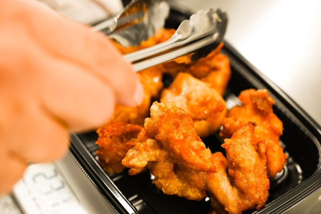 お弁当を詰めている様子